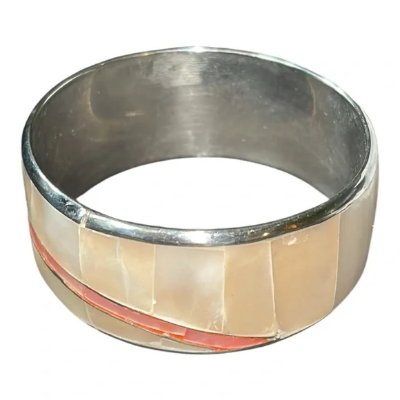 Vintage Mother of Pearl well made bangle bracelet. peach mop detail - Picture 2 of 5